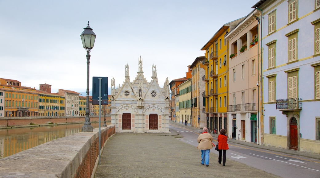 Santa Maria della Spina presenterar gatuliv, historisk arkitektur och en stad