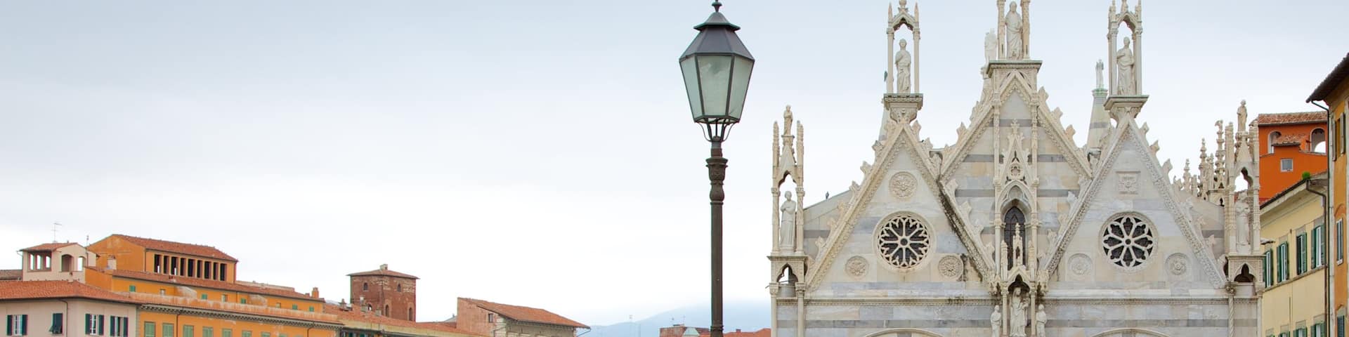 Santa María della Spina mostrando un parque o plaza, un río o arroyo y una iglesia o catedral