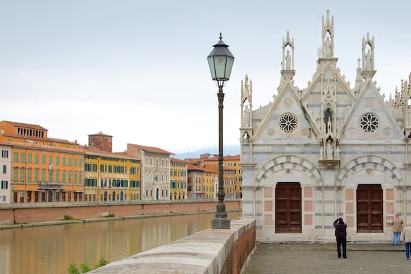 Santa Maria della Spina qui includes square ou place, ville et église ou cathédrale