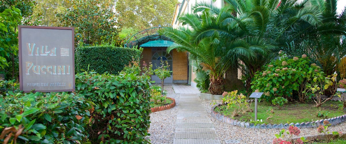 Villa Puccini ofreciendo un parque y señalización