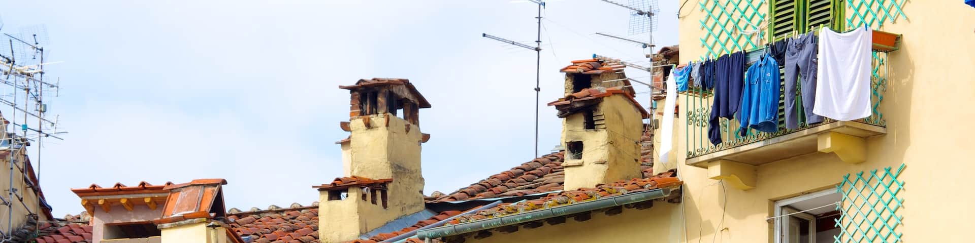 Piazza dell\'Anfiteatro which includes heritage architecture, a house and a city
