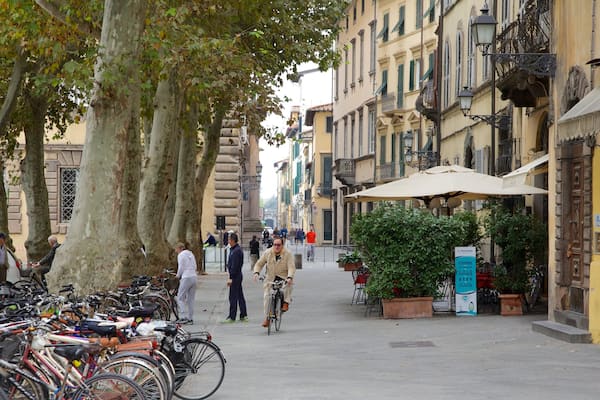 Piazza Napoleone das einen historische Architektur, Fahrradfahren und Stadt