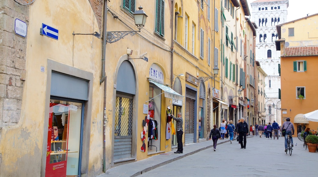 Piazza Napoleone que incluye arquitectura patrimonial, una ciudad y escenas cotidianas