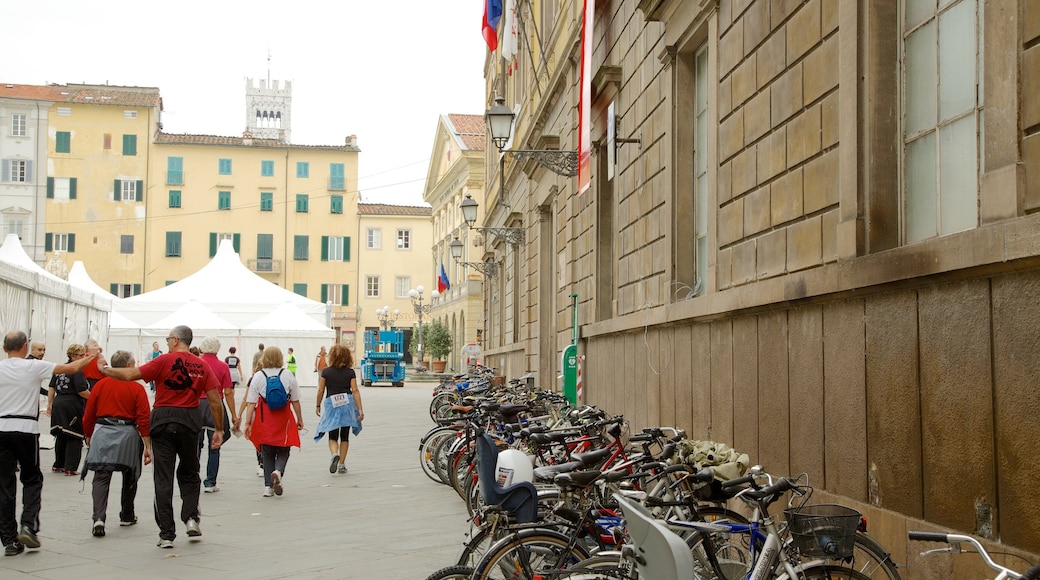 Piazza Napoleone que incluye escenas urbanas, ciclismo y una ciudad