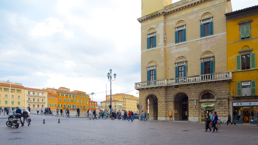 Palazzo Pretorio og byder på en plads eller et torv, historiske bygningsværker og en by