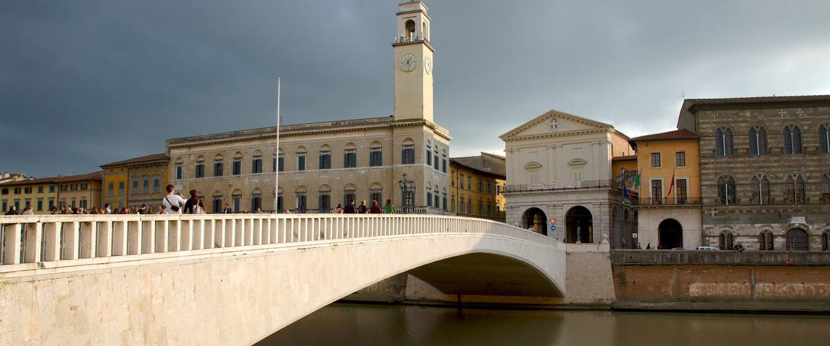 Palazzo Pretorio welches beinhaltet Fluss oder Bach, Stadt und Brücke