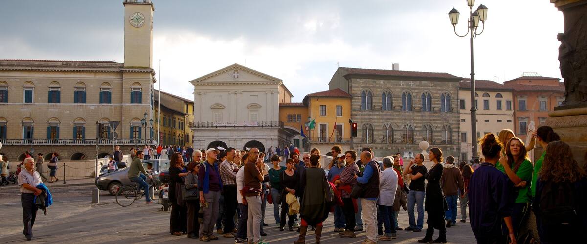 Palazzo Pretorio che include architettura d\'epoca, piazza e città