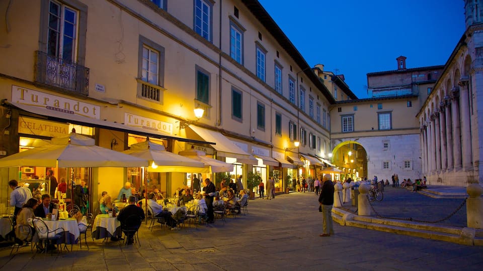 Piazza San Michele che include paesaggio notturno, mangiare all\'aperto e strade