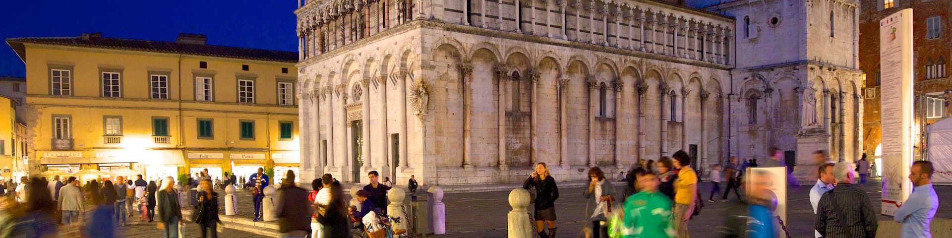 Piazza San Michele montrant patrimoine architectural, église ou cathédrale et scènes de nuit