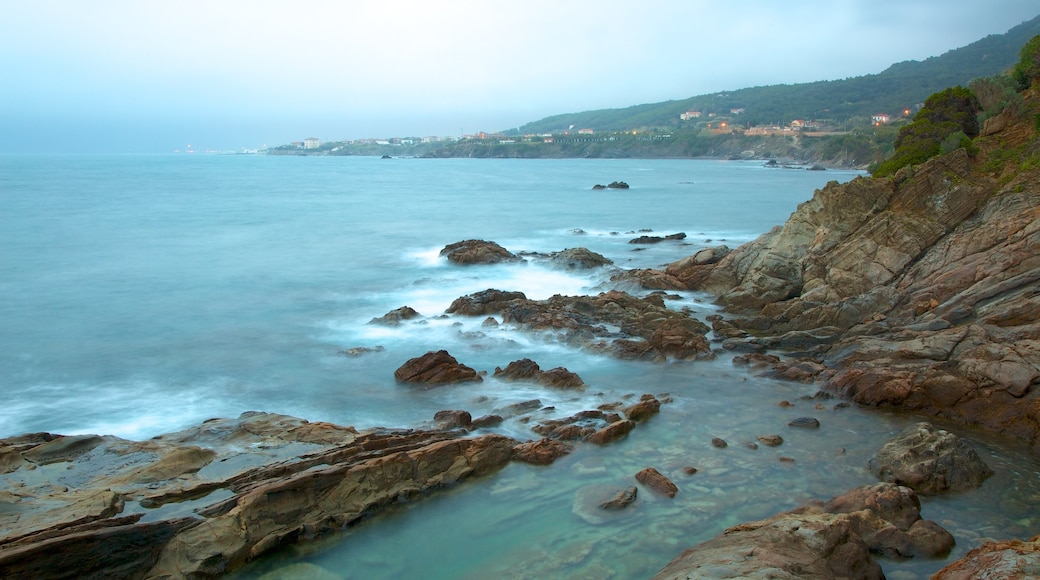 Castello del Boccale mostrando costa frastagliata e nebbia e foschia