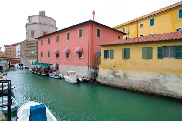 Ăglise Sainte-Catherine de Livourne qui includes navigation et riviĂšre ou ruisseau