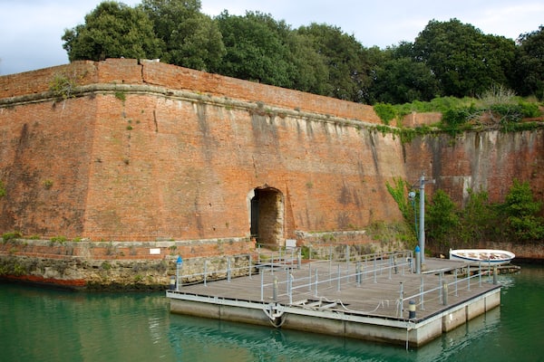 Fortezza Nuova das einen historische Architektur und Fluss oder Bach