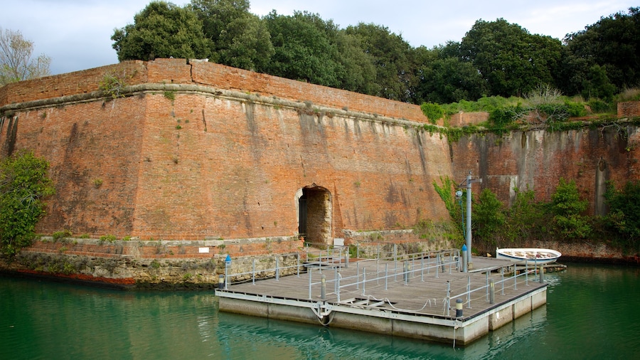 Fortezza Nuova som inkluderar en Ă„ eller flod och historisk arkitektur