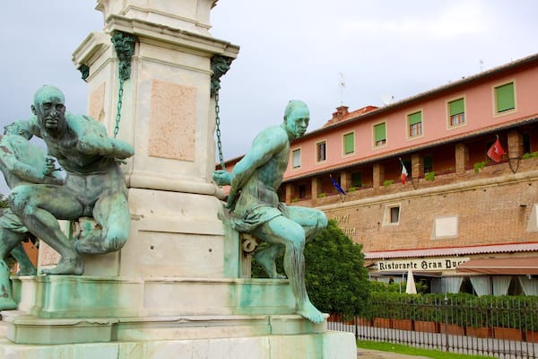 Monumento dei Quattro Mori welches beinhaltet Outdoor-Kunst, Kunst und Monument