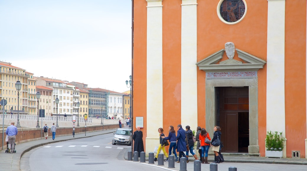 Palazzo Blu showing street scenes and a city as well as a large group of people