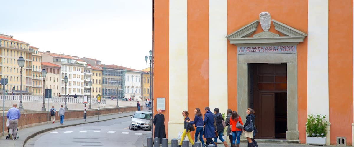 Palazzo Blu mit einem Straßenszenen und Stadt sowie große Menschengruppe