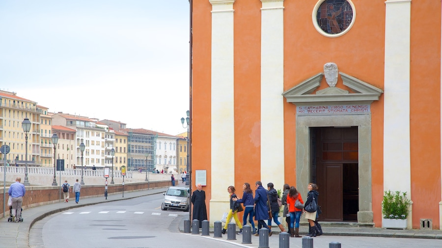 Palazzo Blu bevat straten en een stad en ook een grote groep mensen