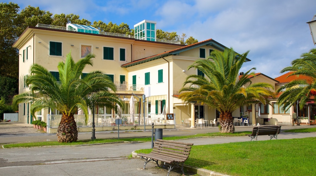 Lago di Massaciuccoli caratteristiche di casa e piccola città o villaggio