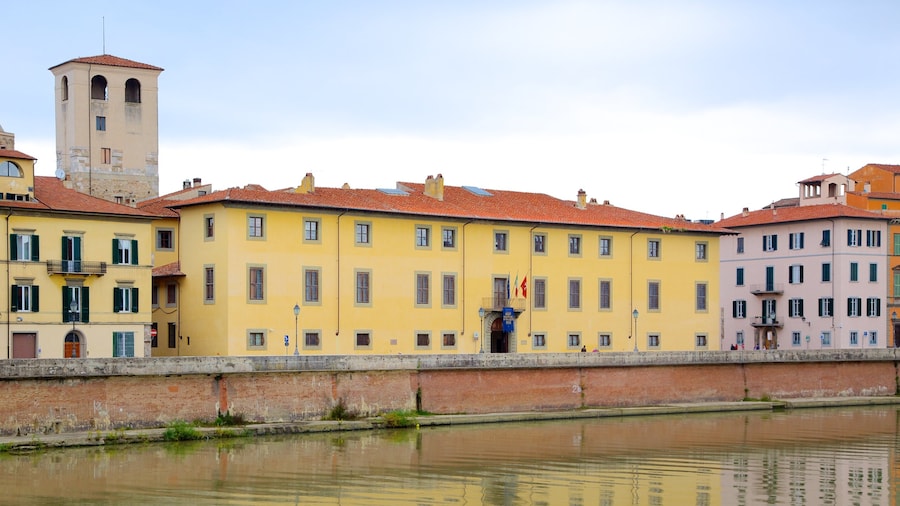 Palazzo Reale bevat historische architectuur, een rivier of beek en kasteel of paleis