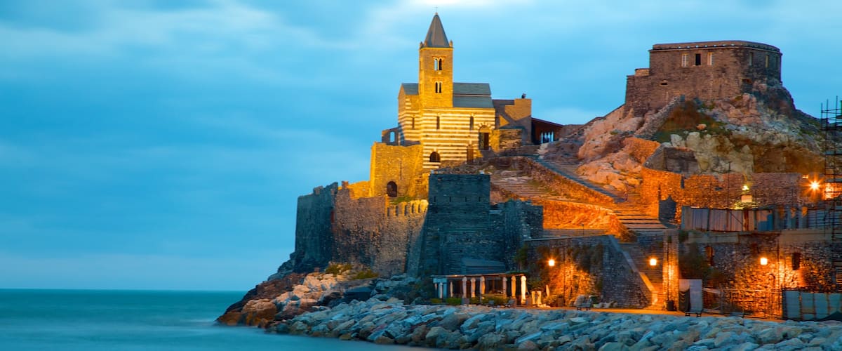 Cinque Terre cho thấy thị trấn duyên hải, kiến trúc di sản và hoàng hôn