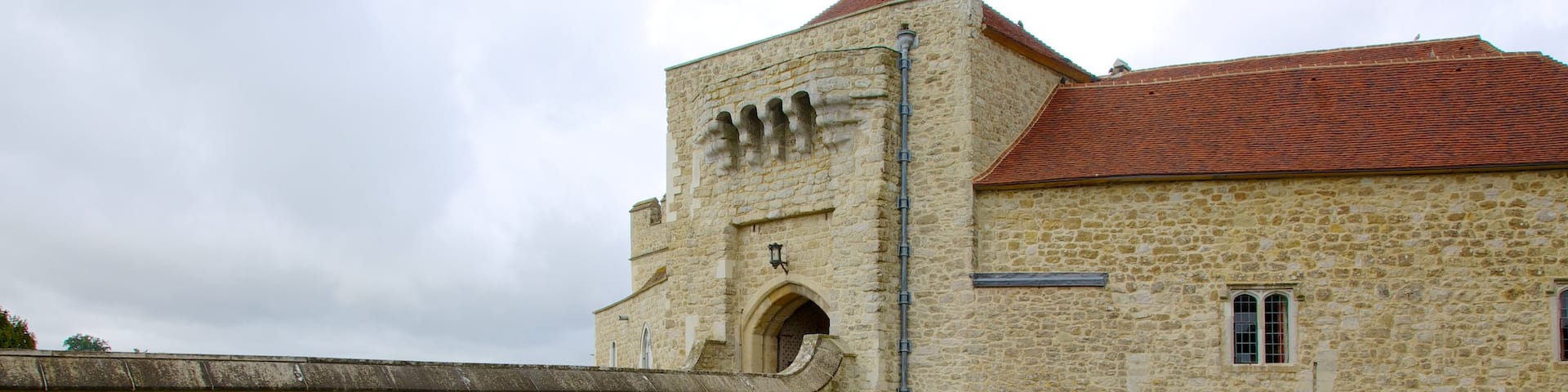Leeds Castle showing heritage architecture and a castle