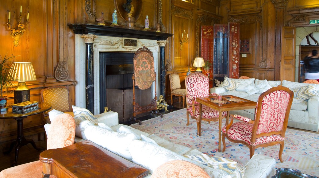 Leeds Castle som inkluderar historisk arkitektur, interiörer och ett slott