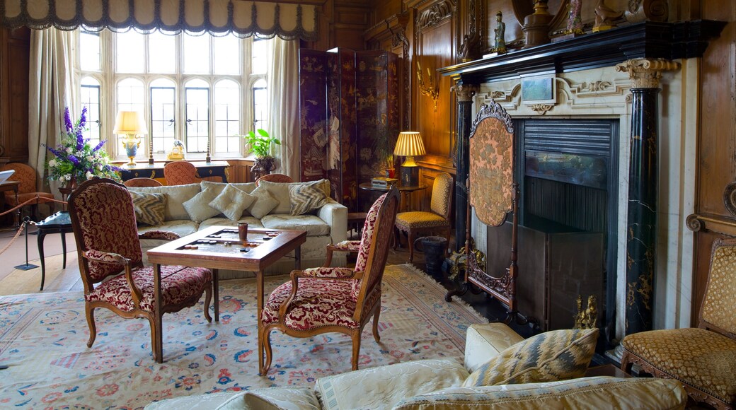 Leeds Castle som visar interiörer, historiska element och ett slott