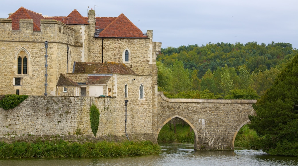 Leeds Castle fasiliteter samt palass, bro og elv eller bekk