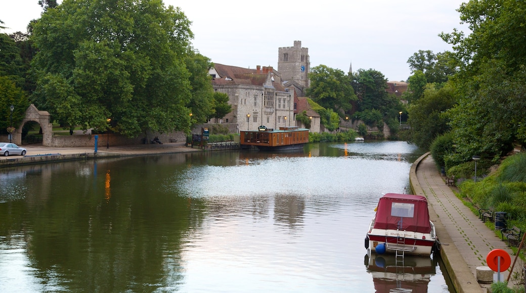 Maidstone ofreciendo un río o arroyo y paseos en lancha