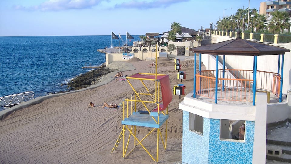 Bugibba ofreciendo una localidad costera, litoral rocoso y una playa