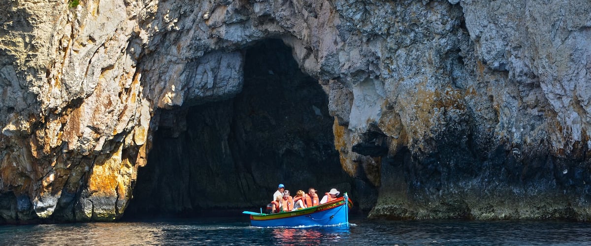 ƻurrieq qui includes navigation et grottes aussi bien que petit groupe de personnes