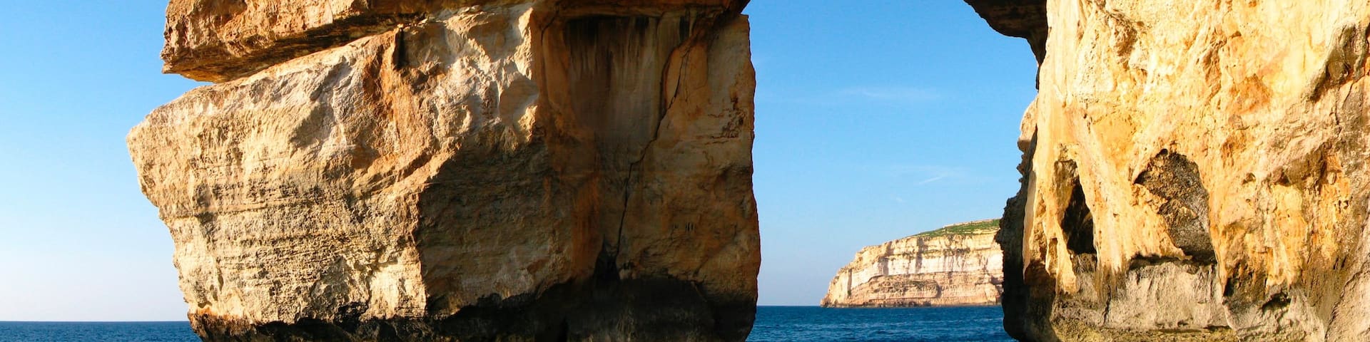 Gozo mit einem Landschaften und Felsküste