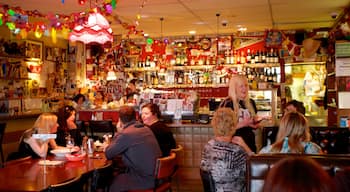 Courtenay Place bevat interieur en een bar en ook een klein groepje mensen