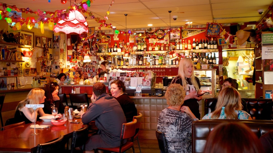Courtenay Place das einen Innenansichten und Bar sowie kleine Menschengruppe
