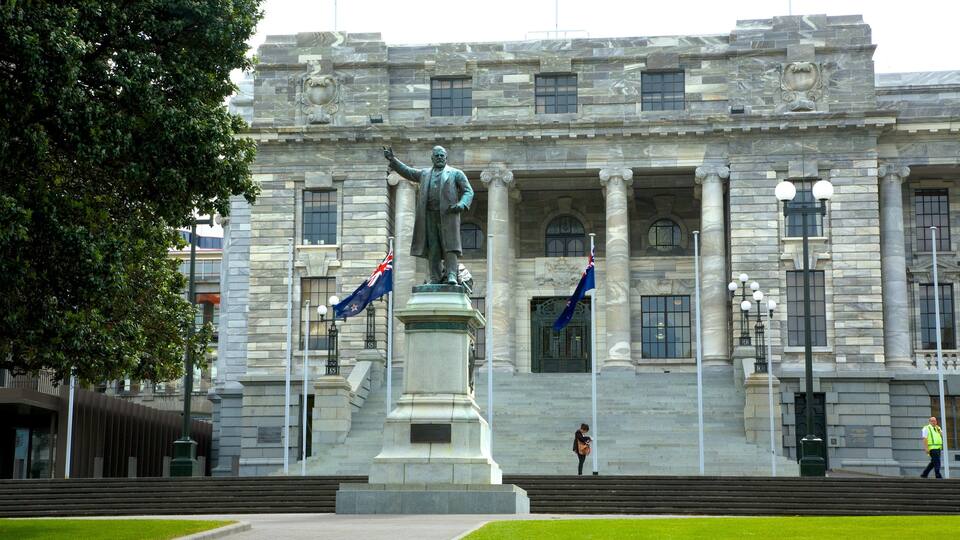 Wellington Parliament caracterizando uma estátua ou escultura, arquitetura de patrimônio e uma praça ou plaza