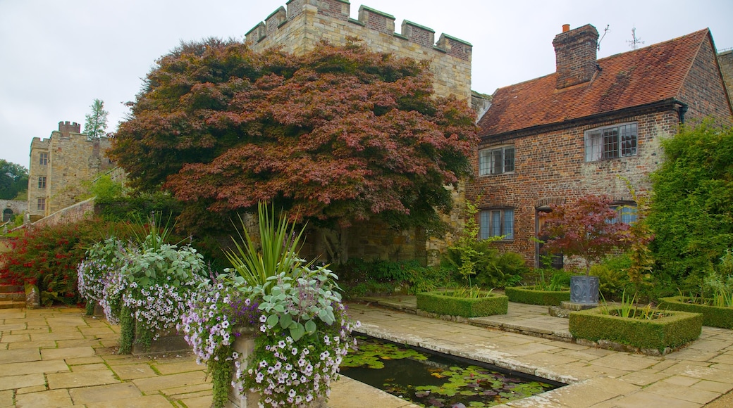 Penshurst Place and Gardens showing flowers, heritage architecture and a house