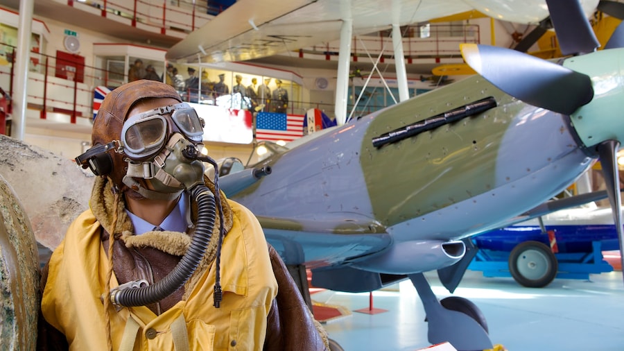 Solent Sky Museum qui includes avion et vues intérieures