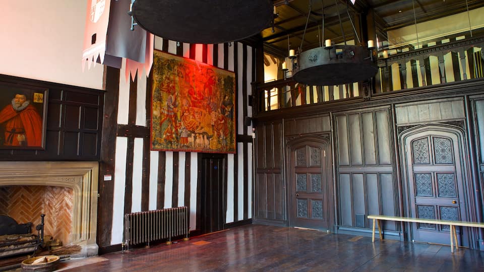 Tudor House and Garden showing a house and interior views