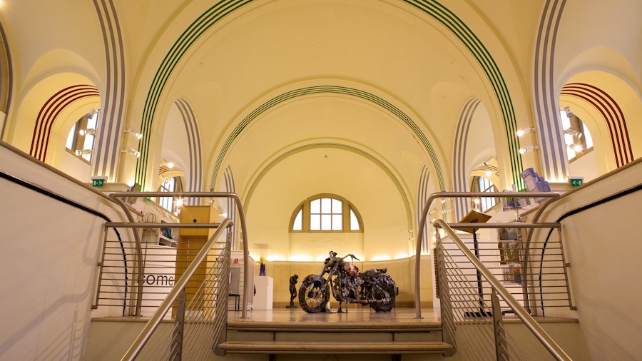 Southampton City Art Gallery showing interior views