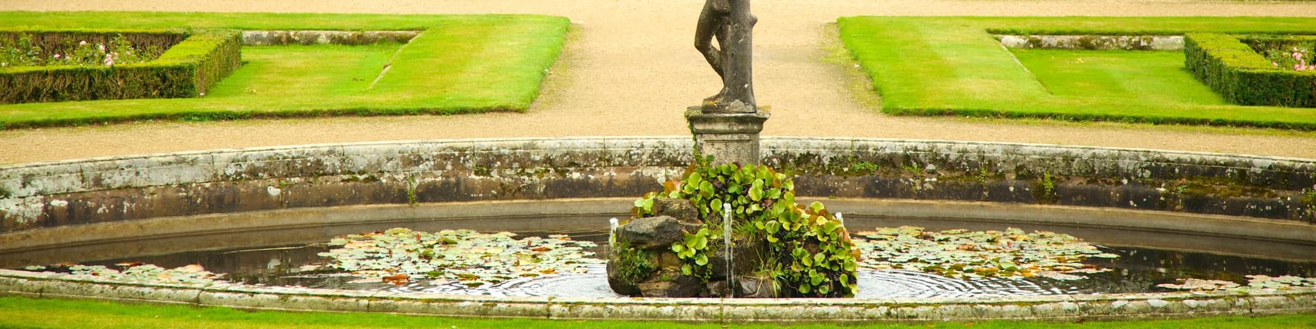 Penshurst Place and Gardens welches beinhaltet Garten und Springbrunnen