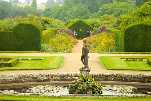 Penshurst Place and Gardens welches beinhaltet Garten und Springbrunnen