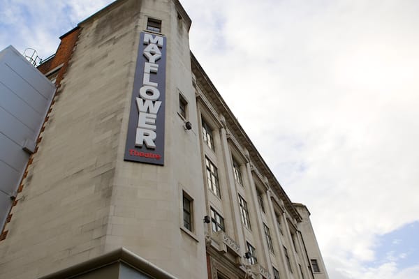 Mayflower Theatre qui includes scènes de théâtre et signalisation