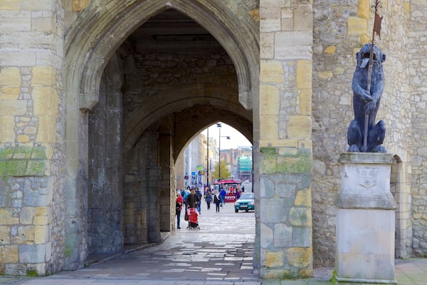 mittelalterliche Stadtmauer welches beinhaltet historische Architektur und Statue oder Skulptur