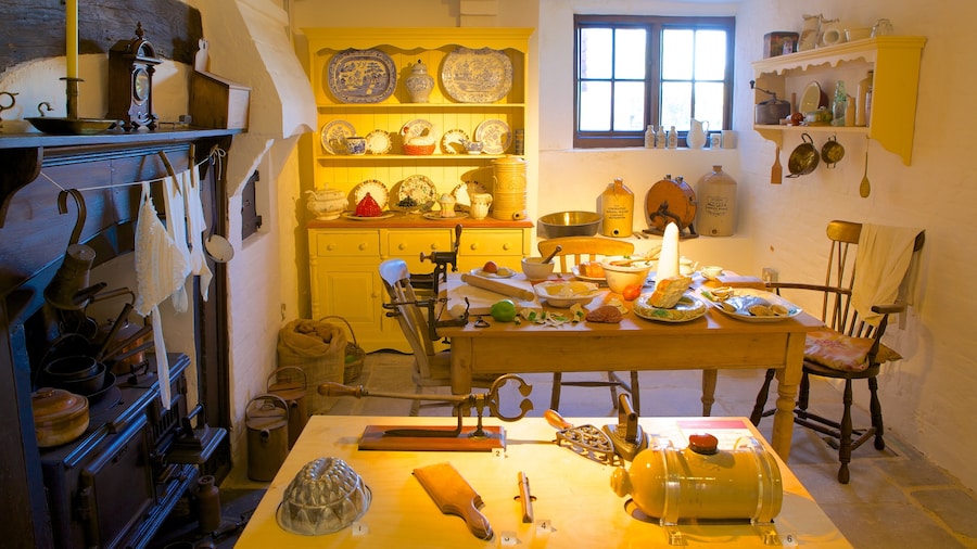 Tudor House and Garden som viser interiør og et hus