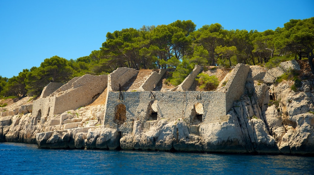 Calanques featuring rugged coastline and building ruins