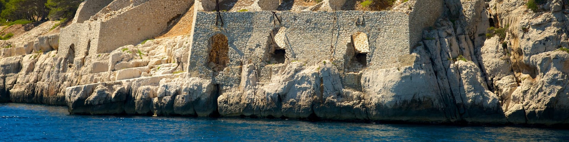 Calanques mit einem schroffe Küste und Gebäuderuinen