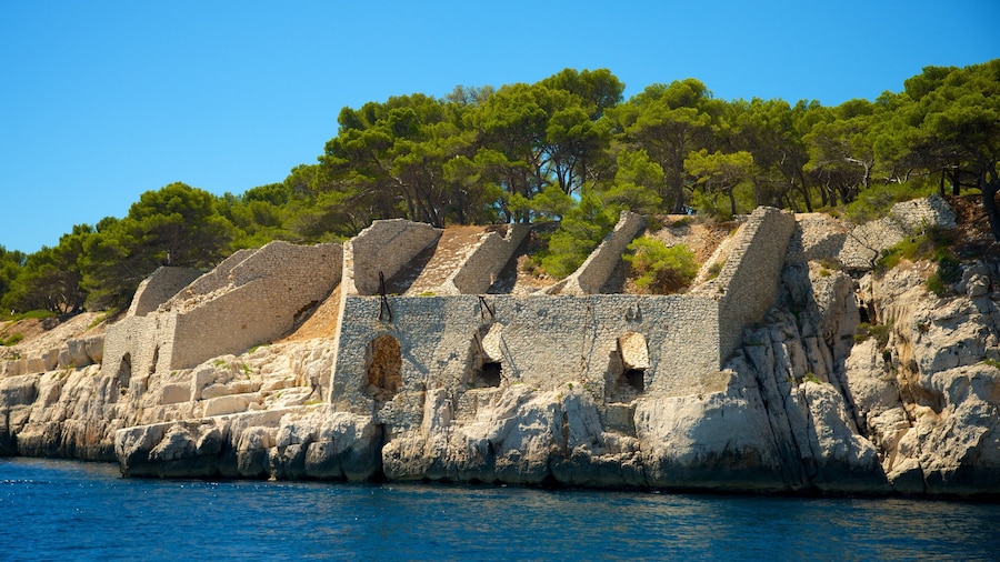 Calanques featuring a ruin and rocky coastline