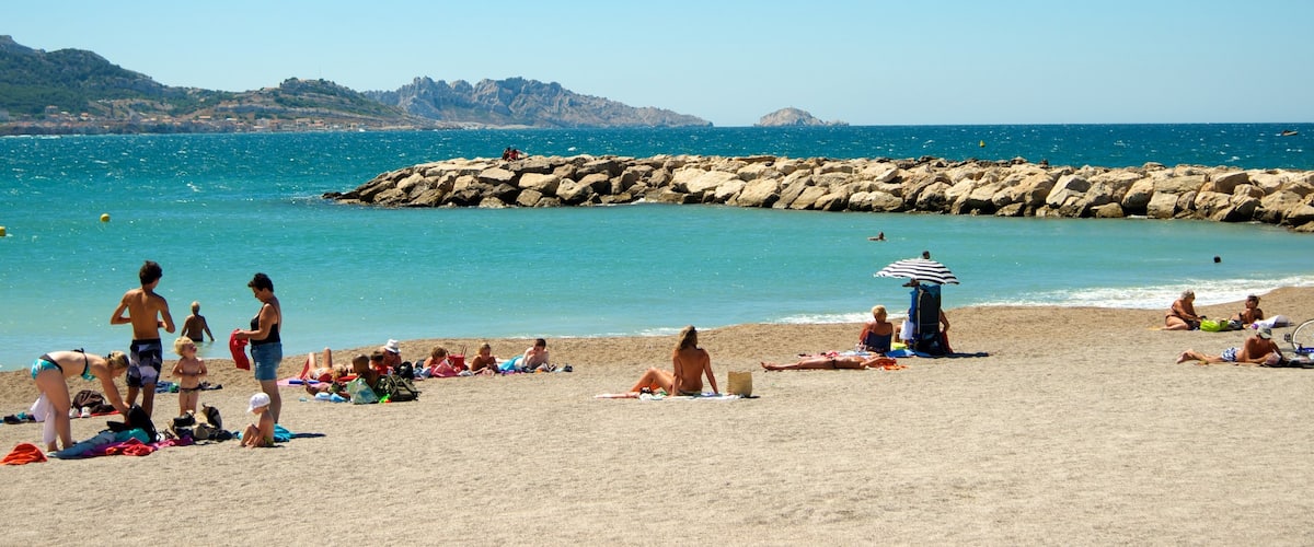 Prado-strand toont een strand en algemene kustgezichten en ook een klein groepje mensen