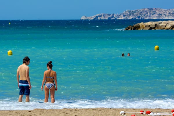 Plage du Prado mettant en vedette baignade, plage de sable et vues littorales