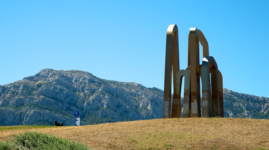 Borelystranden som inkluderar ett monument, utomhuskonst och en trädgård